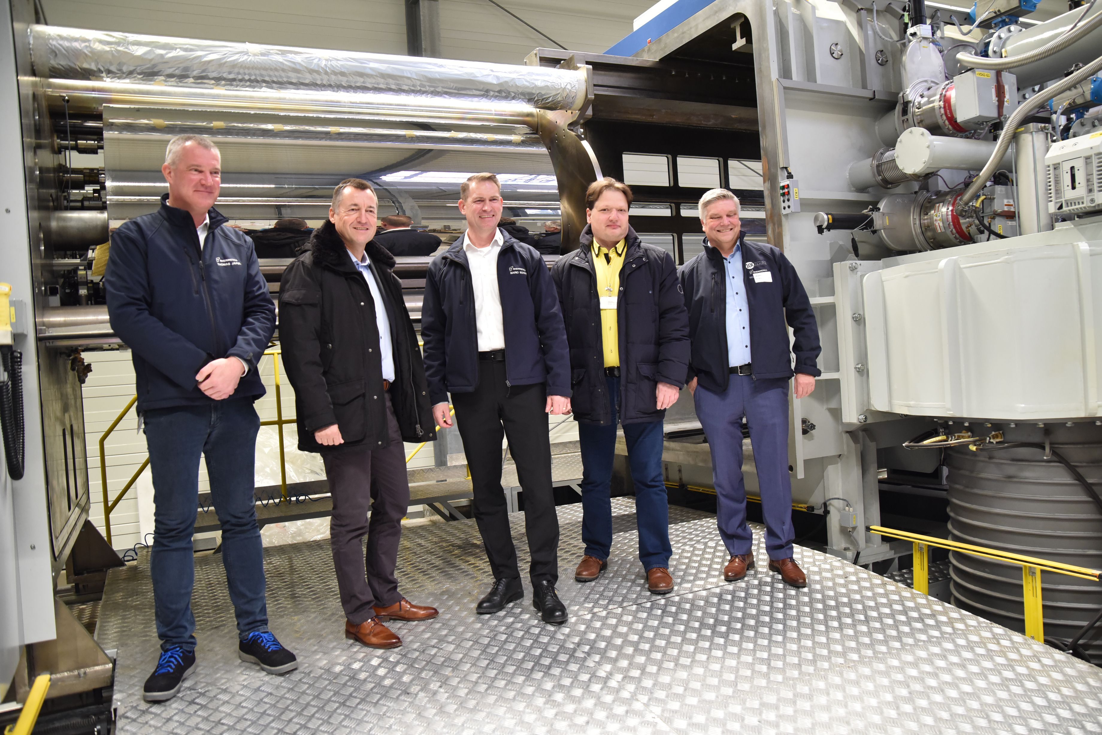 Gruppenbild an der Bedampfungsmaschine (Bildquelle: Sven Bartsch)