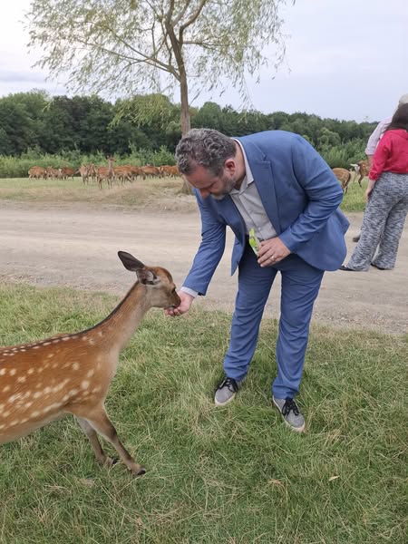 Matthias Schniebel beim Füttern eines Sika-Hirsches